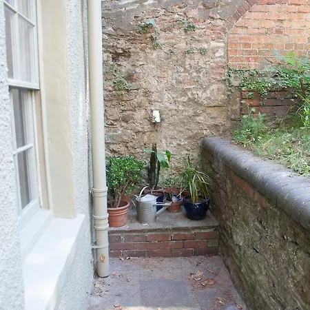 Modern 2 Bedroom In The Heart Of Daire Bristol
